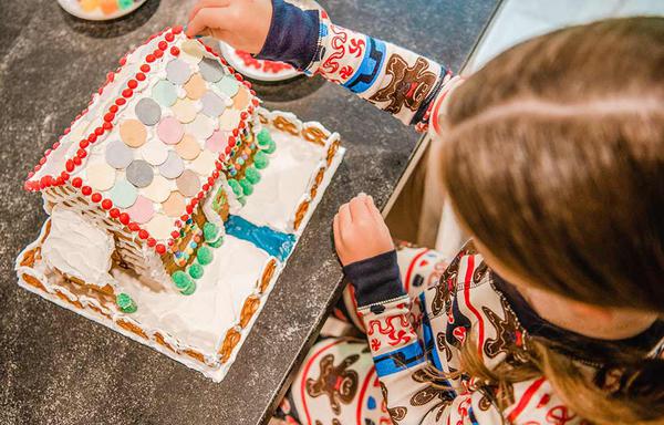 Gingerbread Houses! Christmas Fun for the Whole Family!
